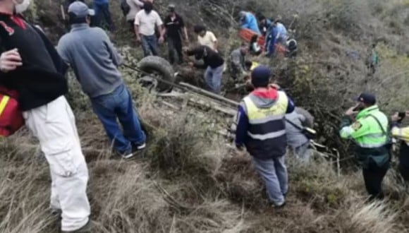 La Libertad: Padres de alcalde de centro poblado de San José de Porcón mueren al caer camioneta a abismo de 500 metros de profundidad, en Santiago de Chuco.