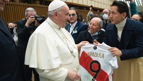 El encuentro entre Lapadula y el Papa Francisco en el Vaticano. (Foto: @GLapadula)