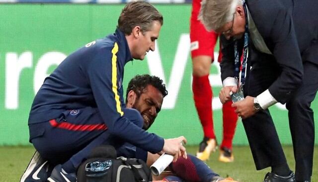Dani Alves se queda sin Mundial por lesión. (Fotos: Agencias)