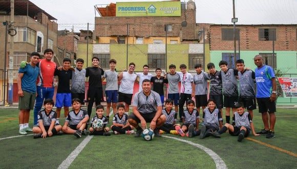 Luego de 18 años como futbolista profesional, forma chicos en su academia (Foto: Allengino Quintana)