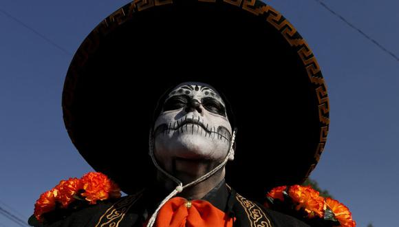 Una persona participa en el Desfile de Catrinas, representando al personaje de La Catrina para conmemorar el Día de Muertos, en Guadalajara, México, el 29 de octubre de 2022. (Foto de Ulises Ruiz / AFP)