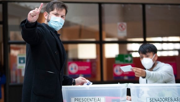 El candidato presidencial chileno, Gabriel Boric, del partido Apruebo Dignidad, emite su voto durante las elecciones presidenciales, en Punta Arenas. (CLAUDIO REYES / AFP).