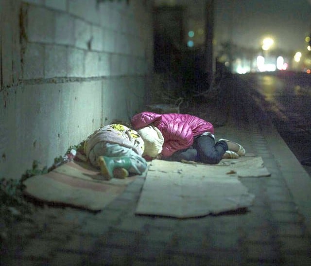 El fotógrafo Magnus Wennman mostró la cruda realidad de Siria bajo la exposición ¿En dónde duermen los niños? La imágenes son tan impactantes que se convirtieron en virales en las redes sociales.