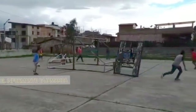 Vecinos sueldan arcos para que no puedan jugar fútbol pero niños se las ingenian y se divierten en partido. Foto: Captura de El Informante Cajamarca