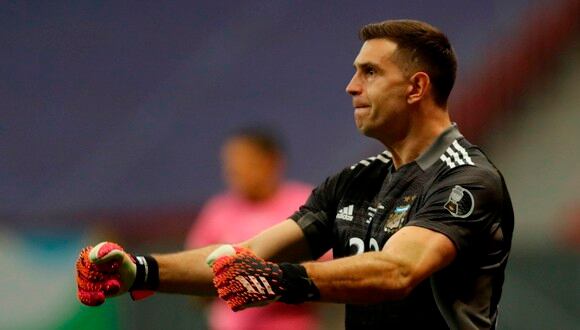 Emiliano Martínez, uno de los que pudo ser deportado, será titular en el Argentina vs Brasil de las Eliminatorias. (Foto: EFE)