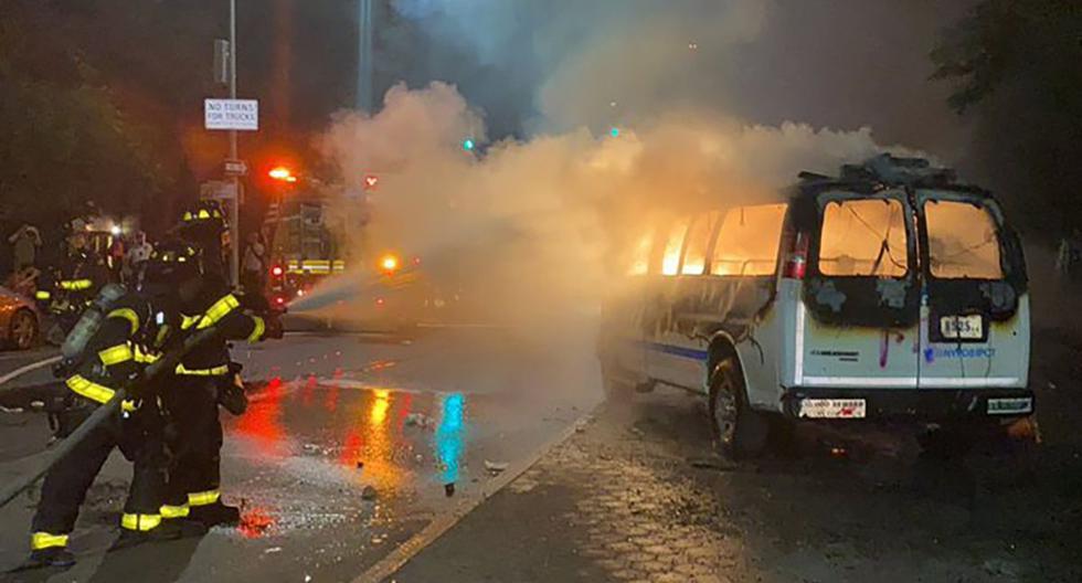 En esta foto proporcionada por Khadijah, los bomberos trabajan para contener las llamas de una furgoneta del Departamento de Policía de la ciudad de Nueva York, el viernes 29 de mayo de 2020, en el distrito de Brooklyn de Nueva York, en medio de protestas por la muerte de George Floyd bajo custodia policial en Memorial Day en Minneapolis. (Khadijah vía AP)
