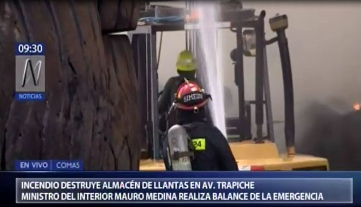 Hombre en montacargas fue mojado completamente en el incendio en Comas. (Capturas: Canal N)