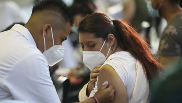 Fotografía de archivo del 24 de agosto de 2021 que muestra a un vacunador tras aplicar una dosis de la vacuna contra el covid-19 a una mujer, en Ciudad de México. (Foto: EFE/ Sáshenka Gutiérrez)
