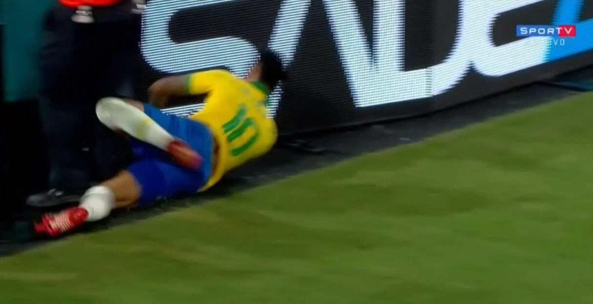 Neymar sufrió tremendo golpe en la cara luego que Davinson Sánchez chocara con él