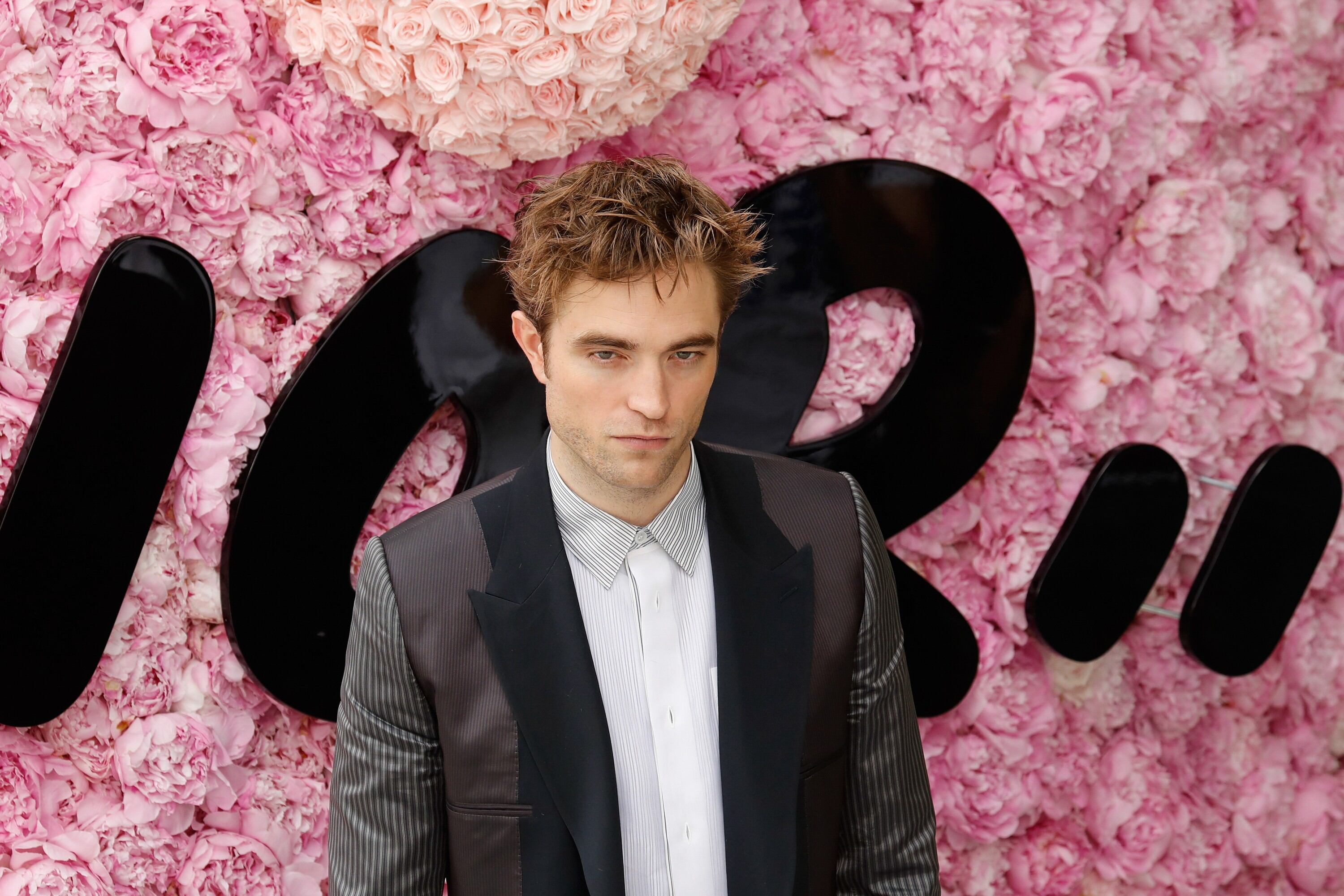 Robert Pattinson luce renovada apariencia en el tráiler de “The King”.  (Fotos: AFP)