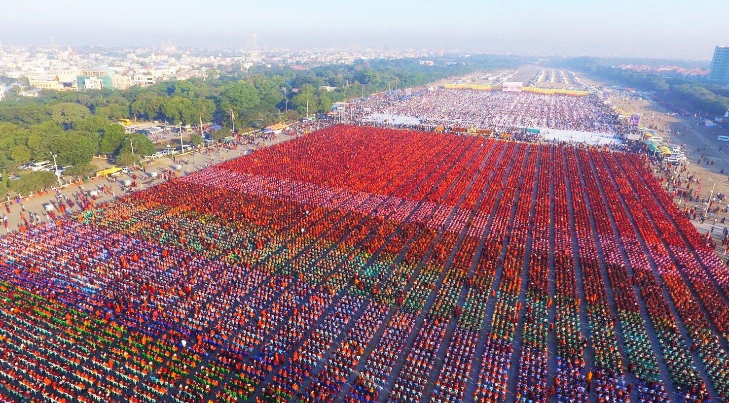 Unos 30.000 monjes se congregaron el domingo al alba en Birmania, en un espectacular acto para obtener limosnas y donaciones. (@DhammakayaInfo)