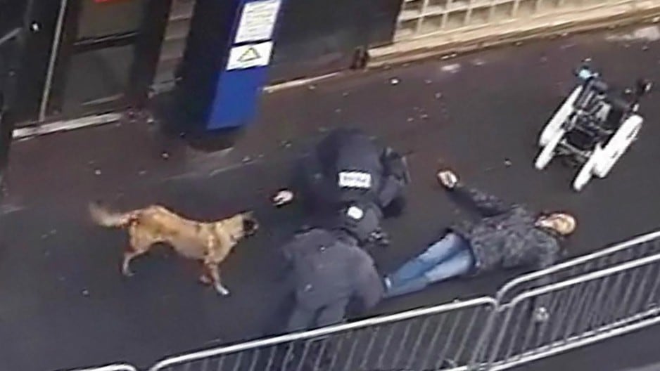 El sujeto de 20 años irrumpió en una comisaría en el norte de París al grito de “Alá es grande”. Foto: AFP