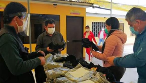Ica: Alcaldesa distrital de Pueblo Nuevo, en Chincha, inició el reparto de uniformes e implementos de bioseguridad a los trabajadores municipales. (Foto Municipalidad de Pueblo Nuevo)