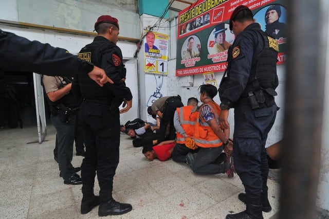 La Policía logró detener a varios delincuentes que causaron destrozos en el local del Partido Democracia Directa. (Foto: Diana Marcelo)