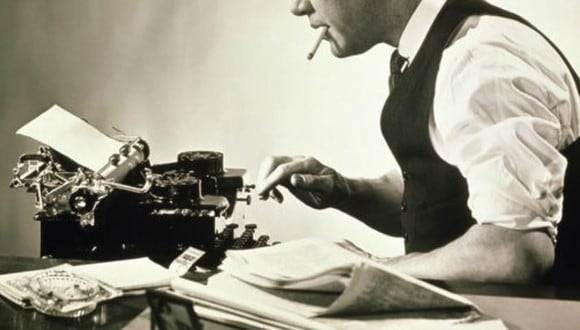 'Cigarrito' al lado de su fiel Máquina de escribir.
