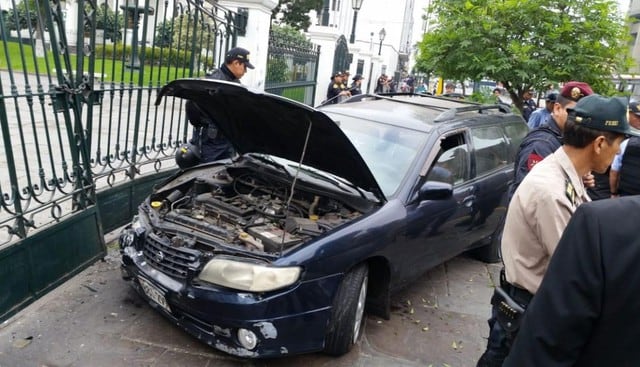 Accidente en la avenida Abancay tras choque de un auto contra el frontis del Congreso. (Fotos: Difusión)