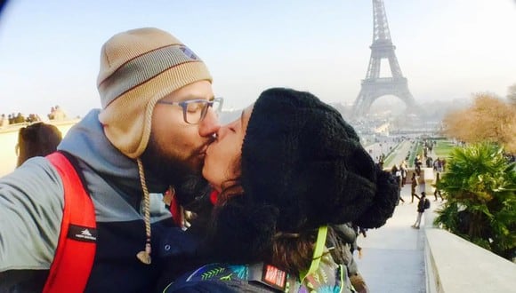 No hay nada más romántico que tomarse una foto teniendo de fondo a la torre Eiffel. (Facebook: Mónika Vilela)