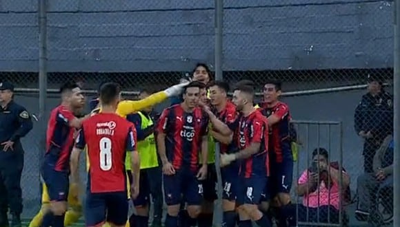 Alfio Oviedo canjeó penal por gol y adelantó en el marcador a Cerro Porteño. Foto: Tigo Sports.