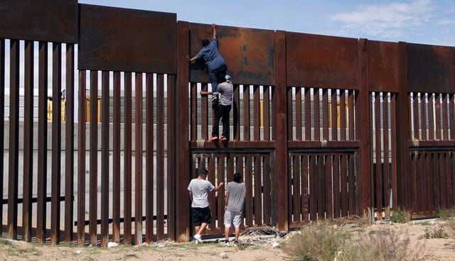 Mexicano logra cruzar muro de Donald Trump en menos de dos minutos. Foto: AFP / Herika Martinez