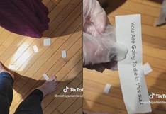 Mujer recibe aterrador mensaje en paquete de ropa que pidió por Internet