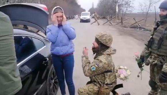 Momento preciso que un soldado ucraniano le pide matrimonio a su novia. (Foto: Twitter)