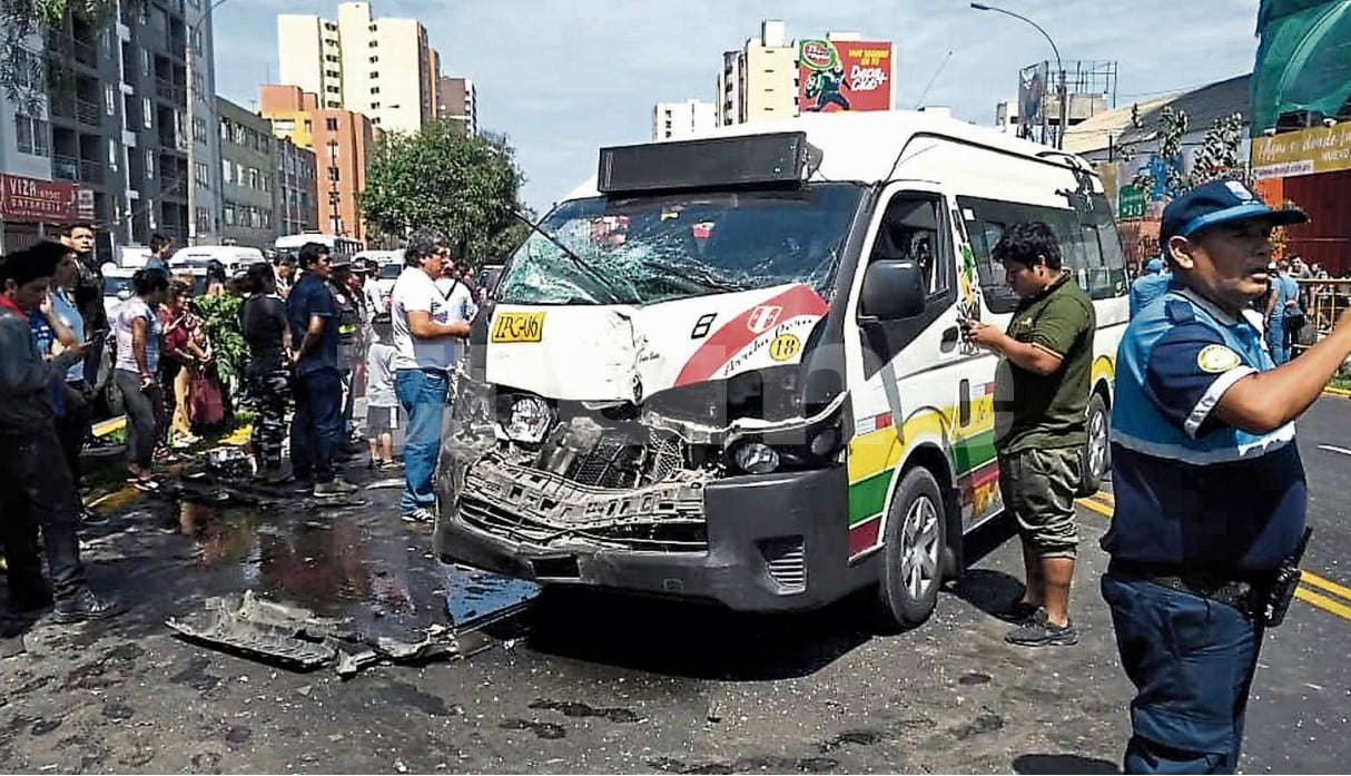 Breña: Choque múltiple causado por combis correlonas en la avenida Brasil deja 12 heridos. (Fotos: Martín Herrera)