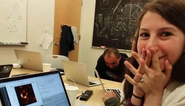 La imagen de Katie Bouman observando la primera foto real de un agujero negro se convirtió en viral en Facebook. (Foto: Captura)