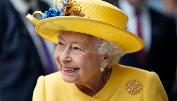 La reina Isabel II de Gran Bretaña reacciona durante su visita a la estación de Paddington en Londres, para marcar la finalización del proyecto Crossrail de Londres, antes de la apertura del nuevo servicio ferroviario 'Elizabeth Line' el próximo semana.  (Foto de Andrew Matthews / PISCINA / AFP)