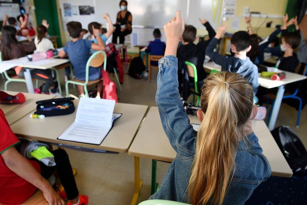 Casi 12,3 millones de alumnos inician el curso escolar este jueves en Francia, una vuelta al colegio marcada de nuevo por el uso de mascarilla para hacer frente al coronavirus y a su variante delta, más contagiosa. (Texto y foto: AFP).