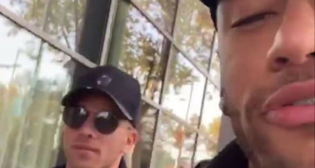 Neymar graba video con jugador azulgrana en su escapadita a Barcelona.