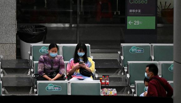 Pasajeros esperan del Aeropuerto Internacional Guangzhou Baiyun en la provincia sureña de Guangdong de China. (Photo by Noel Celis / AFP)