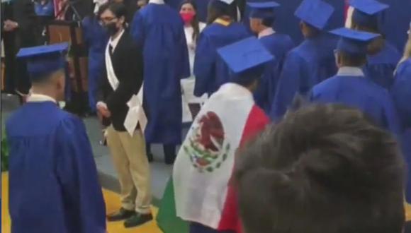Ever Martínez López, de 18 años, es visto con la bandera mexicana en su ceremonia de graduación en Carolina del Norte, Estados Unidos. (Captura video/Telemundo).