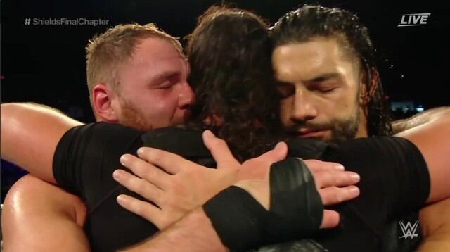Ambrose, Reigns y Rollins se confundieron en un último abrazo. (WWE)
