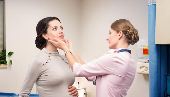 Los trastornos más comunes de la tiroides en mujeres son el hipotiroidismo y el hipertiroidismo.