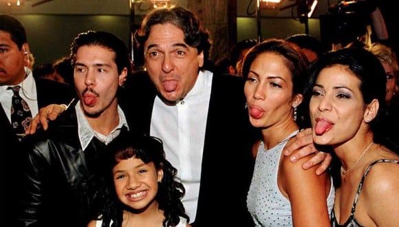 Cast members from left: Jon Seda, Becky Lee Meza, director-writer Gregory Nava, Jennifer Lopez and Constance Marie make funny faces for photographers at the world premiere of the film "Selena" 13 March in Hollywood. Meza and Lopez star in the title role which documents the life of Latina singer Selena, who was  mudered by her manager in 1995. AFP PHOTO  Vince BUCCI (Photo by VINCE BUCCI / AFP)
