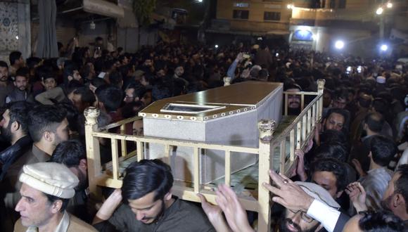 Los dolientes llevan los ataúdes de las víctimas de la explosión durante un funeral tras la explosión de una bomba en una mezquita chiíta en Peshawar el 4 de marzo de 2022. - Al menos 56 personas murieron y 194 resultaron heridas por una bomba suicida en una mezquita chiíta en la ciudad noroccidental de Pakistán. Peshawar, el ataque más mortífero en el país desde 2018. (Foto de Abdul MAJEED / AFP)
