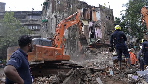 Los equipos de rescate buscan cadáveres entre los escombros de un edificio derrumbado en Mumbai el 28 de junio de 2022.  (Foto de Indranil MUKHERJEE / AFP)