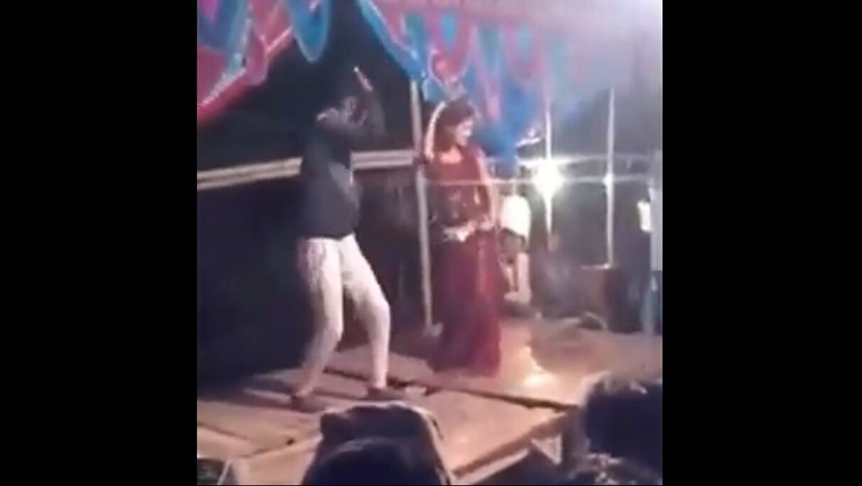 Sujeto le dispara a una mujer en plena boda, en la India. (Fotos: Captura de video)