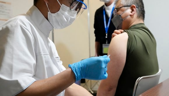 Un residente local recibe una inyección de refuerzo de la vacuna contra el coronavirus Moderna contra el covid-19 en un centro de vacunación masiva operado por la Fuerza de Autodefensa de Japón. (Foto: Eugene Hoshiko / POOL / AFP)