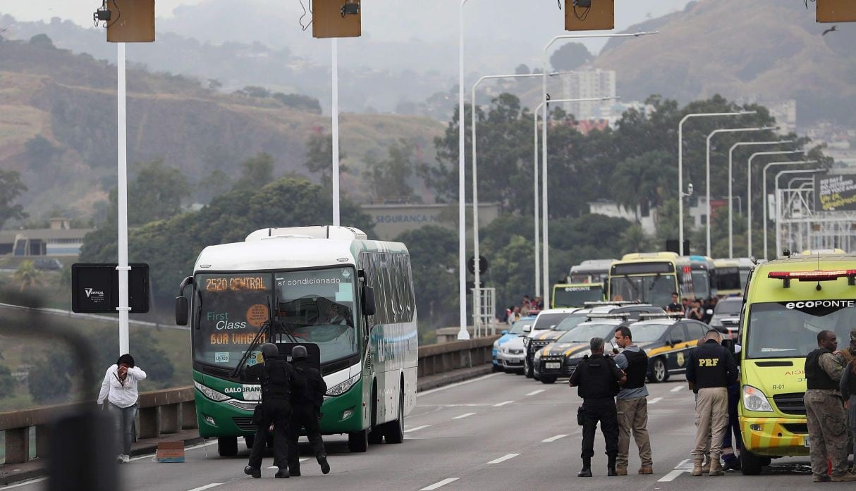 Hombre mantiene rehenes y amenaza con incendiar un autobús en Río de Janeiro. (Foto: EFE)