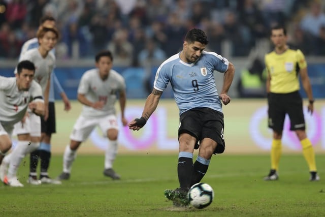 Luis Suárez anota el empate para la selección de Uruguay
