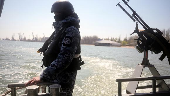 Guardias fronterizos ucranianos patrullan el mar de Azov frente a la ciudad de Mariúpol. (Foto de Aleksey Filippov / AFP)
