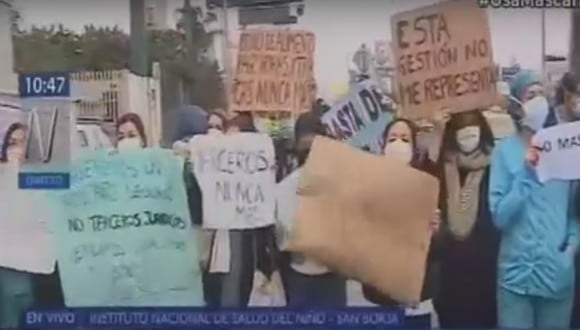 Trabajadores de salud llegaron esta mañana a protestar a los exteriores del Instituto Nacional de Salud del Niño (INSN) San Borja. Foto: captura Canal N