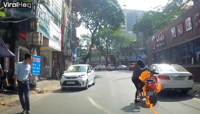 Esta pareja sufrió el peor susto de sus vidas luego de que la moto en la que iban termine incendiada tras una explosión. | Facebook Viralhog