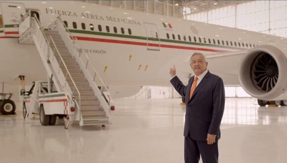 AMLO sube al lujoso avión presidencial de México para promover su rifa simbólica. (Facebook López Obrador).