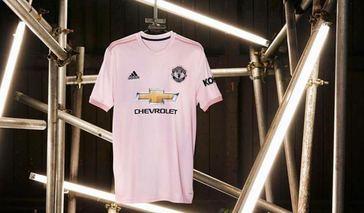 Manchester United: La camiseta rosada que da que hablar en el mundo fútbol ¿Por qué ese color?