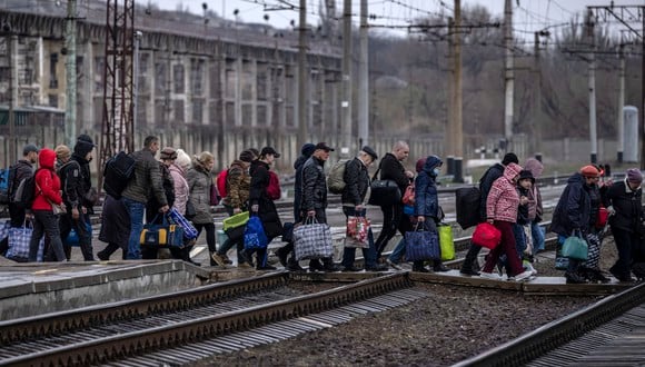 Las familias llegan a la estación principal de trenes mientras huyen de la ciudad oriental de Kramatorsk, en la región de Donbás. (Foto: FADEL SENNA / AFP)