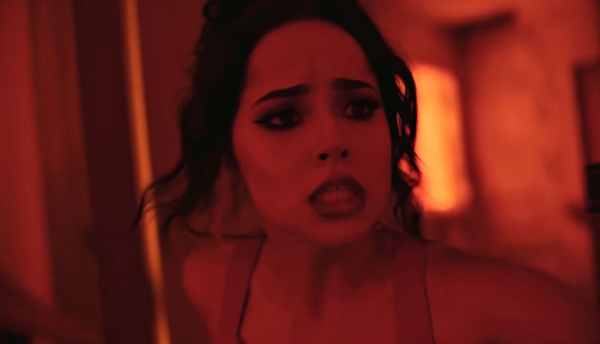 Becky G revela su lado más terrorífico en el videoclip de su nuevo tema “Secrets”. (Foto: Captura de video)