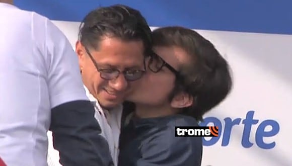 Gianluca Lapadula: Hincha se emociona y llena de besos al ‘Bambino’ en firma de autógrafos