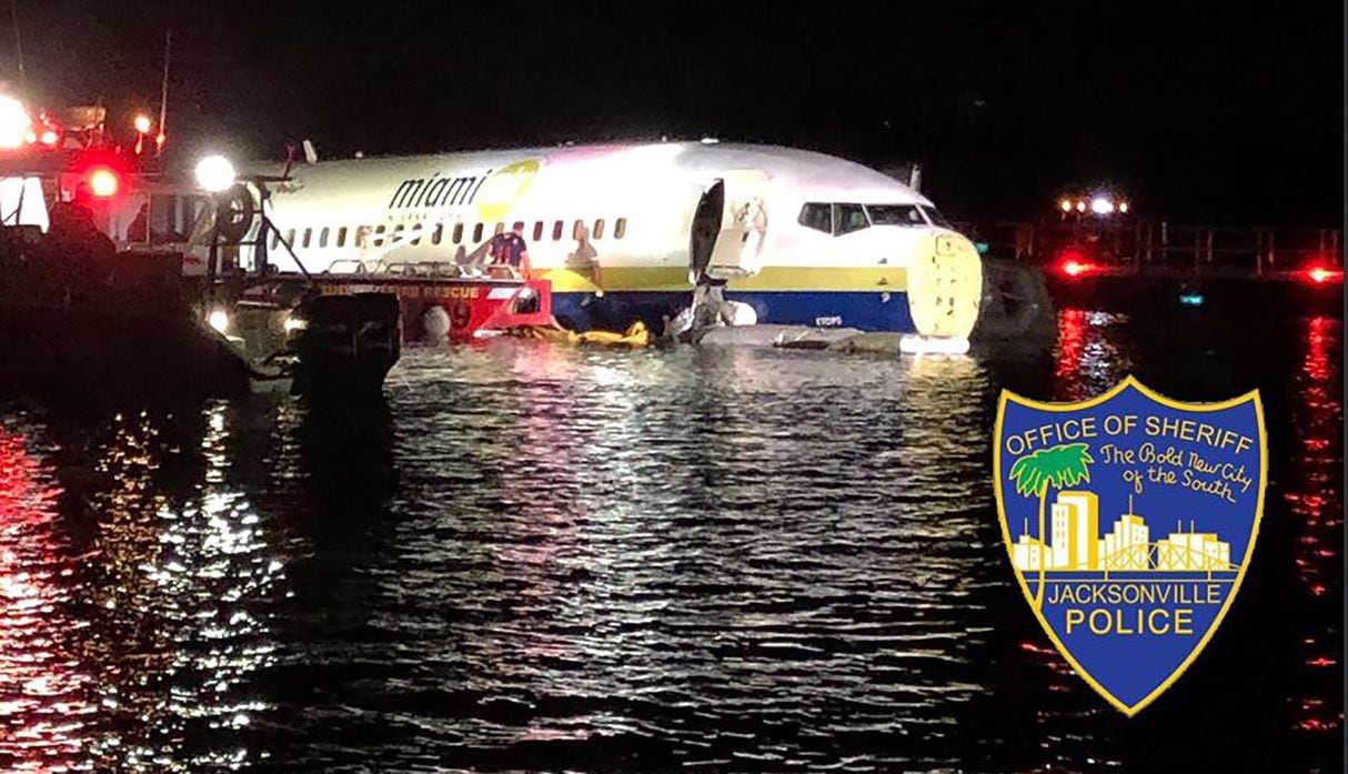 Avión se sale de la pista y se posa en un río en Florida. (Foto: AFP)